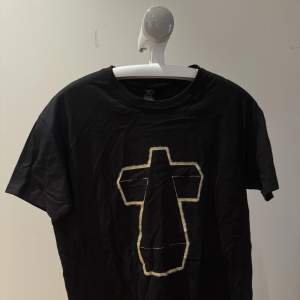 Limited edition t-shirt från musikgruppen Justice. Har en i Large och en till i extra large. Båda oanvända 