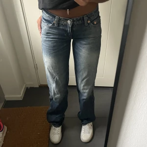 Jeans - Lågmidjade jeans från weekday i modellen ”low arrow”💓 Använda endast 2 gånger🙌