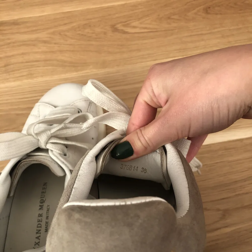 Alexander mcqueen sneakers i storlek 36, sparsamt använda, endast små missförgningar på plösen (som inte syns)  Nypris är nästan 5000kr! . Skor.