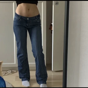 Lågmidjade jeans  - Midjemått 35,5 cm x 2, innerbenslängd 81 cm 