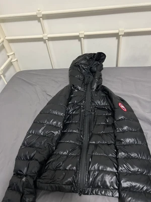 Canada goose - Säljer min äkta canada goose.  jackan har isbjörnen och qr koden fungerar .