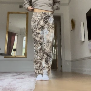 Leopard byxor - Vintage leopardbyxor i beiget svart och blått mönster. Innerbenslängd: 67 cm midjemått: 70 cm. Materialet är jeans liknande, men lite elastiskt. Inköpta second hand så vet ej märke eller exakt storlek.
