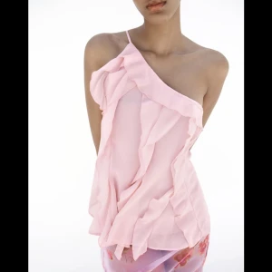 Zara topp  - Hej säljer denna tröja från zara använd en gång. Köptes i somras❤️