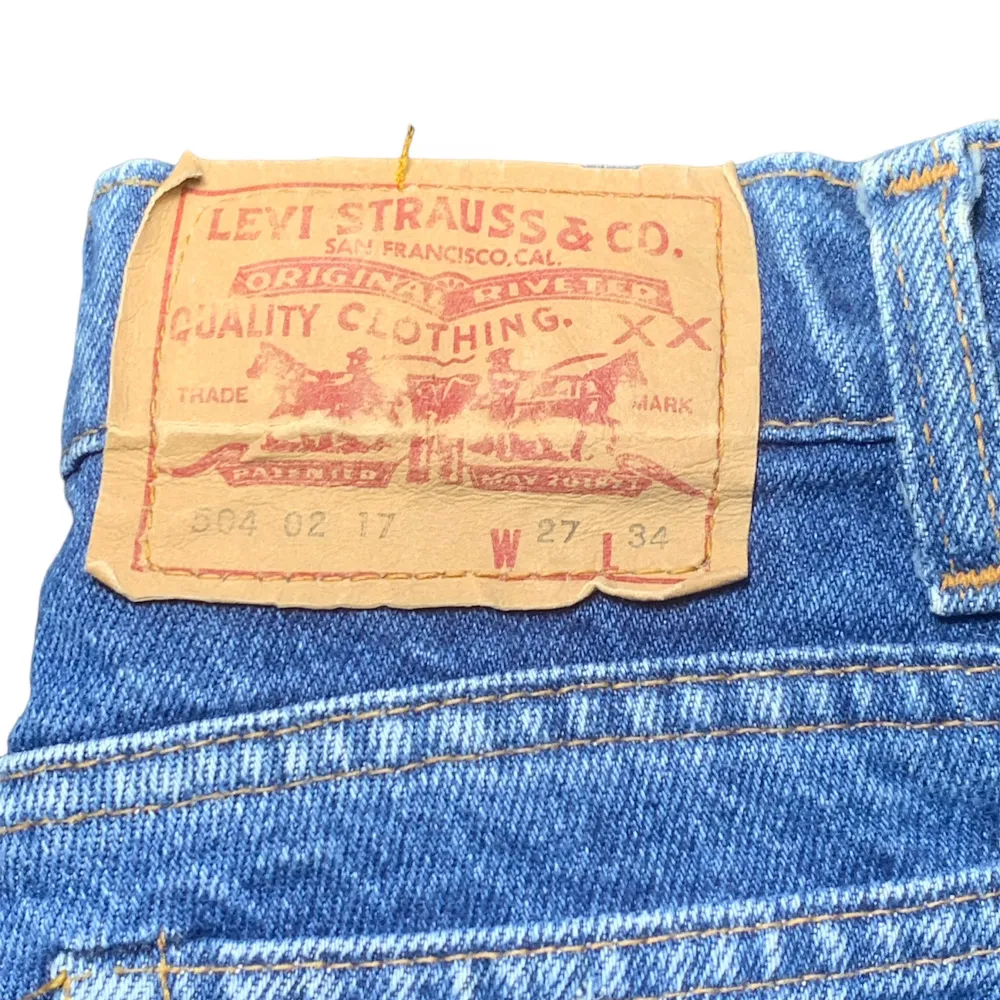 Klassiska Levis jeans i mycket fint skick! Sista bilder beskriver färgen bättre än dom två första!  W27 L34. Jeans & Byxor.