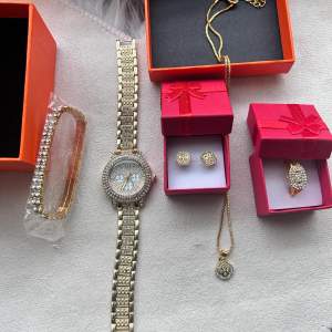 Helt nytt med fin finpackning 6PCS Set Women Gift Box Watch Golden Luxury Brand Design Women Watches Simple Ladies