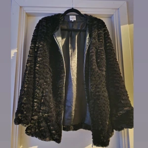 Jacka i pälsimmitation - Superfin jacka i svart pälsimmitation. Använd några enstaka tillfällen.