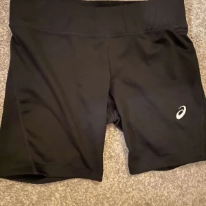 Asics tränings shorts  - Fins svarta tränings shorts från Asics💕