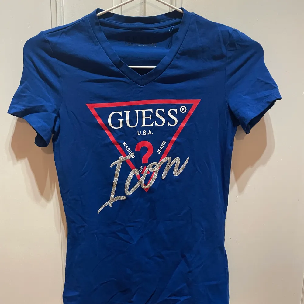 Havsblå T-shirt från Guess med deras signatur logga på framsidan. Har aldrig använt så känner att det är dags att låta den gå vidare. T-shirts.