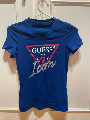 Havsblå T-shirt från Guess med deras signatur logga på framsidan. Har aldrig använt så känner att det är dags att låta den gå vidare