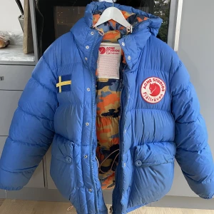 Acne Studios Fjällräven jacka  - Säljer min acne & fjällräven jacka. Den är i bra skick och använd bara fåtal gånger. Hör av er om ni vill ha fler bilder eller undrar över något😊