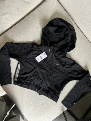 Gymshark hoodie - Croppad hoodie från gymshark, aldrig använd 