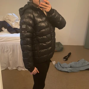 Peak performance jacka - Säljer nu min sjukt snygga peak performance jacka då jag köpt en ny! Endast använd förra vintern och köptes förra året på NK. Den har inga defekter och ser ut som ny. Har använts sparsamt och hoppas att någon annan ska få användning av den!! Passar Xs/S😍😍
