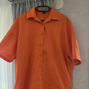 Set - Ett set från shein, over sized shorta men byxorna är ”normal” storlek.  Storlek M  Använt 1-2 gånger Köpt för 159kr jag säljer det för 120kr 