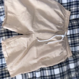 Linneshorts  - Ett par linneshorts från SHEIN  Nypris 110kr Hör av er för mer bilder eller intresse 