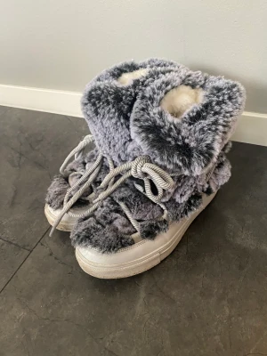 Vinter skor  - Säljer dom här jättefina skorna ifrån Everest, Dom är jätte varma och fluffiga🤍 säljer pga att dom är för små för mig🤍skriv för intresse!!! 🤍💗