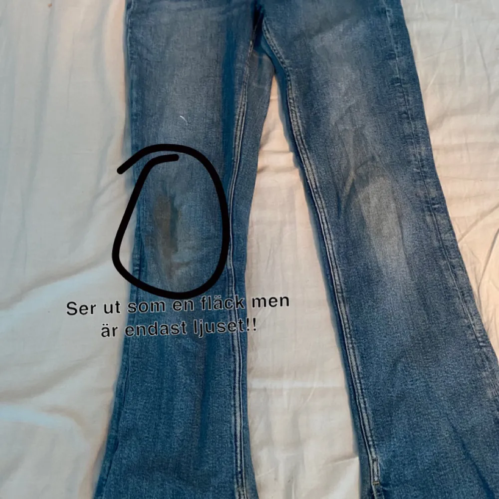 Säljer ett par ursnygga bootcut jeans i storlek 158 som tyvärr blivit för små! Sparsamt använda och i bra skick! Jättesköna och mer eller mindre stretchiga! (Byxorna tvättas innan frakt). Jeans & Byxor.