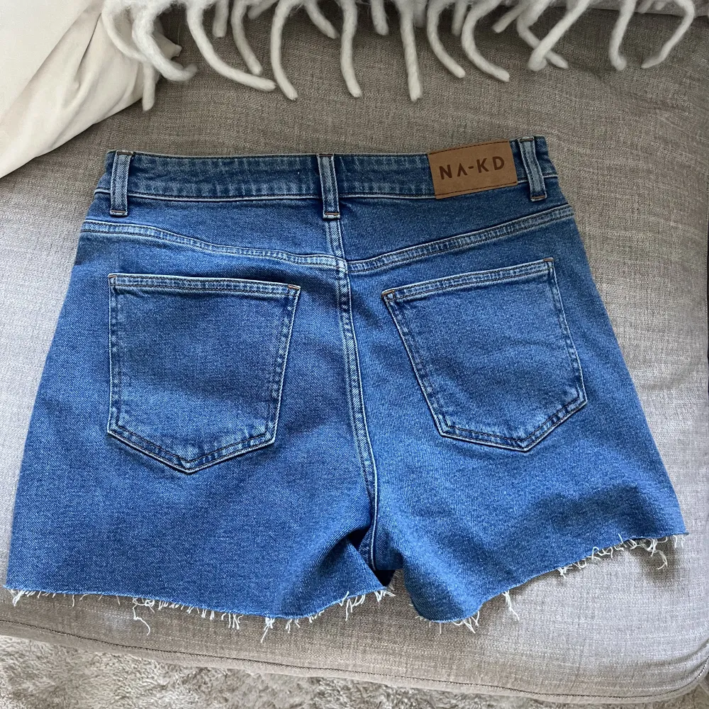 Helt oanvända jeansshorts från NAKD. Storlek 36. 🤍. Jeans & Byxor.