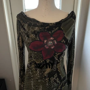 Vintage tröja - Så snygg tröja. Den går att både ha som vanligt och off-shoulder (visas på bild). Aldrig använd.