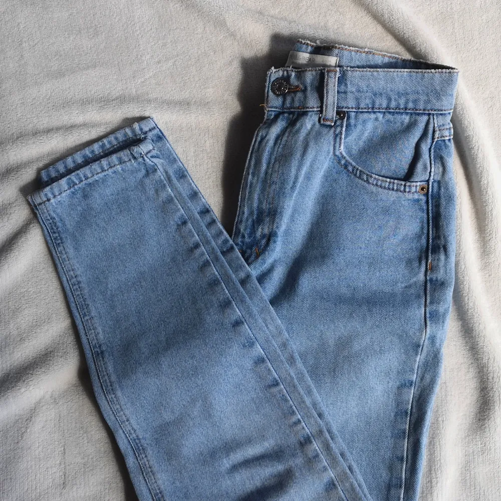 Light blue mom jeans, they are size 36 but fit a bit loose. The jeans have been worn a couple of times but don't have any flaws and are like new ✨ Feel free to message if you have any questions . Jeans & Byxor.
