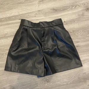 shorts  - Ett par shorts från Zara som aldrig är använda.