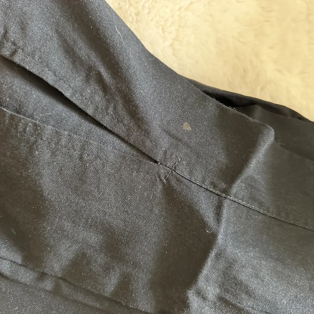 Superfina lågmidjade kostymbyxor med slits nertill! En liten foundation fläck nertill som knappt syns ( se sista bild).. Jeans & Byxor.