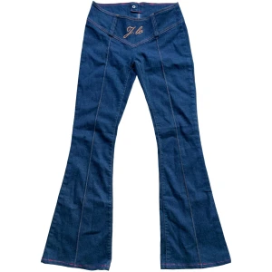 Y2k JLO Jeans - Supersnygga vintage lågmidjade bootcut jeans från Jennifer Lopez märke!😍💕Broderad J.lo text på framsidan! Storlek W27! MÅTT: Midja-72cm Innerbensmått-78cm Jag är 170cm lång! I perfekt skick!💋