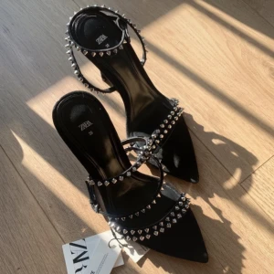 Klackskor  - Skit coola klackskor från zara som aldrig är använda endast testade. Skorna är i stl 39 och är tts.