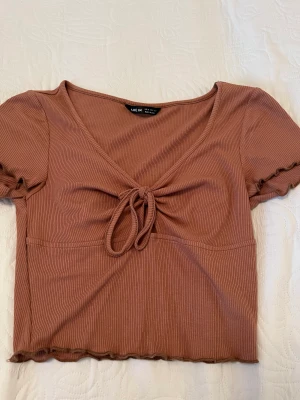 Brun tshirt - Fin tshirt från shein som knappt är använt. Rensar garderoben så kolla in mitt konto för fler billiga kläder. Skriv privat för fler bilder