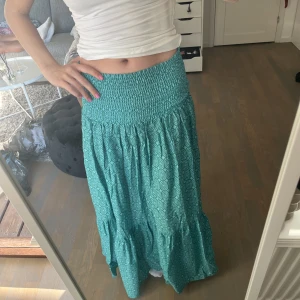 Zara långkjol - Säljer denna svinsnygga långkjolen från zara då jag aldrig använt den. Den är därför i nyskick med prislappen kvar. Storlek S men passar mig som är XS. Hör av er vid frågor eller andra funderingar 