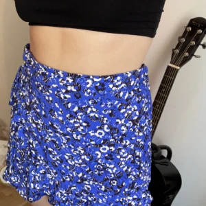 Kjol - Blå blommig kjol från zara! Aldrig använd🙏🏼