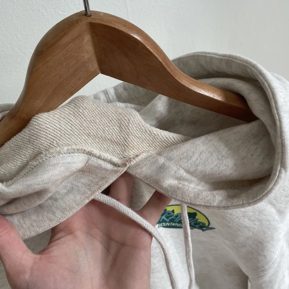 Nice hoodie från gramicci i nyskick med lappar kvar. Storlek XL. Smutsig i halsen men inget som inte en tvätt fixar (Nypris 1600kr). Hoodies.