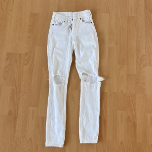 Byxor  - Byxor från DRDEMIN. Nypris 499kr. 