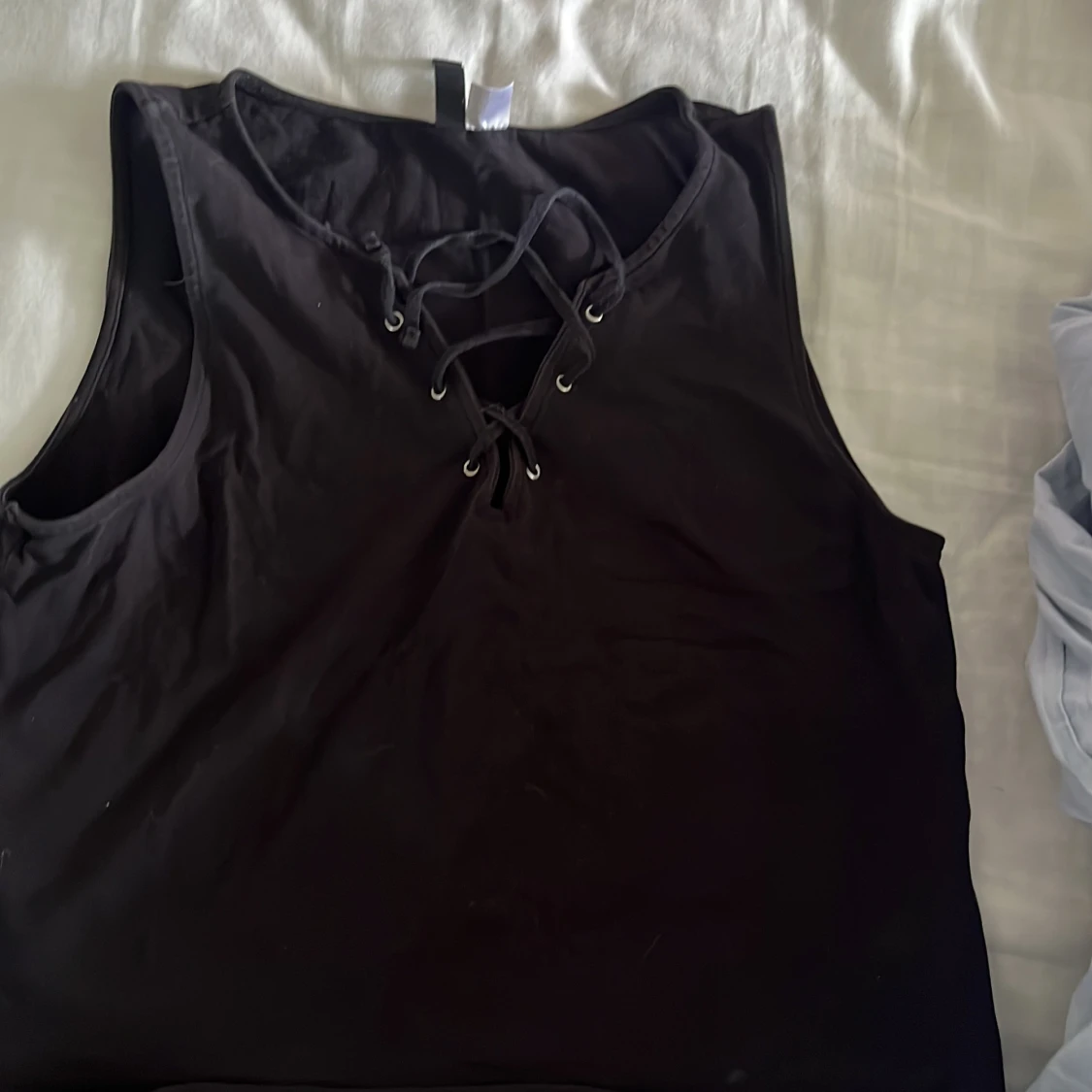 Svart croppat linne med knyte framtill 