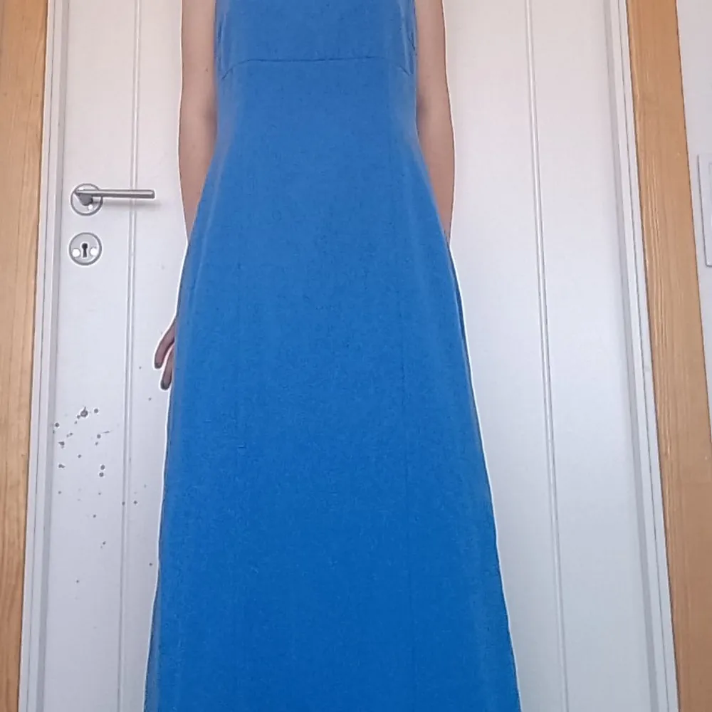 En blå långklänning i storlek 38. Passar mig som är 168cm. 100% polyester. Är oanvänd.. Klänningar.