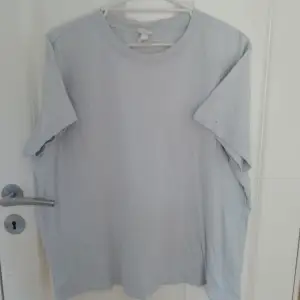 En tshirt som är vit kan ses som väldigt ljusblå i vissa ljus 