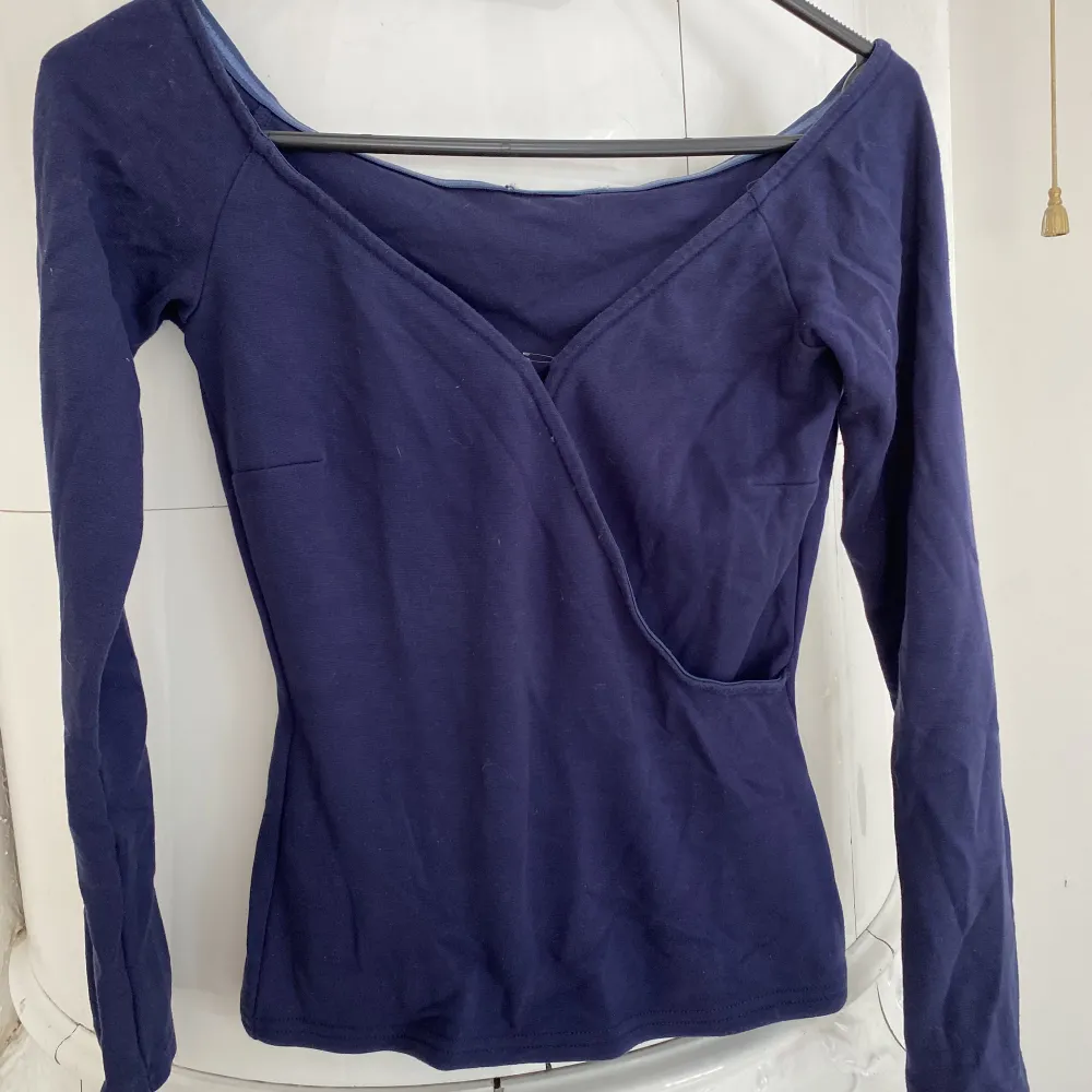 En hyfsat ny tröja från Gina Tricot som endast använts 2 gånger och är i superfint skick🥳 Sitter som en S och är storlek S🍭 Marinblå i färgen och passar till allt💙Nypris 350kr. . Toppar.