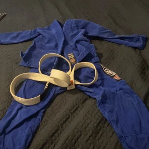 Judo 🥋 kläder - Bältet och byxorna är samma till alla bilder bara att det är olika tröjor.Ni får skriva vilket eller vilka plag ni vill ha. Ps bältet har två garderingar men det gör bara så att man ser bättre ut. 200kr för tröja byxor och bälte och 50 kr för extra tröja.