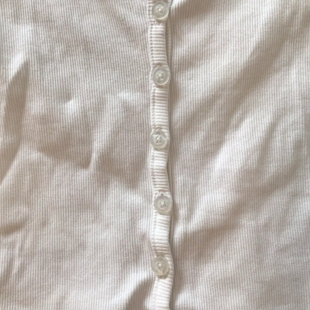 En superfin vit T_shirt som är precis som ny! 💞💐  Lapp kvar, helt oanvänd, fläckfri och inga hål! 💓🪩  Köpt från lager 157🫶🏼 Storlek XS😻🤘🏼. T-shirts.