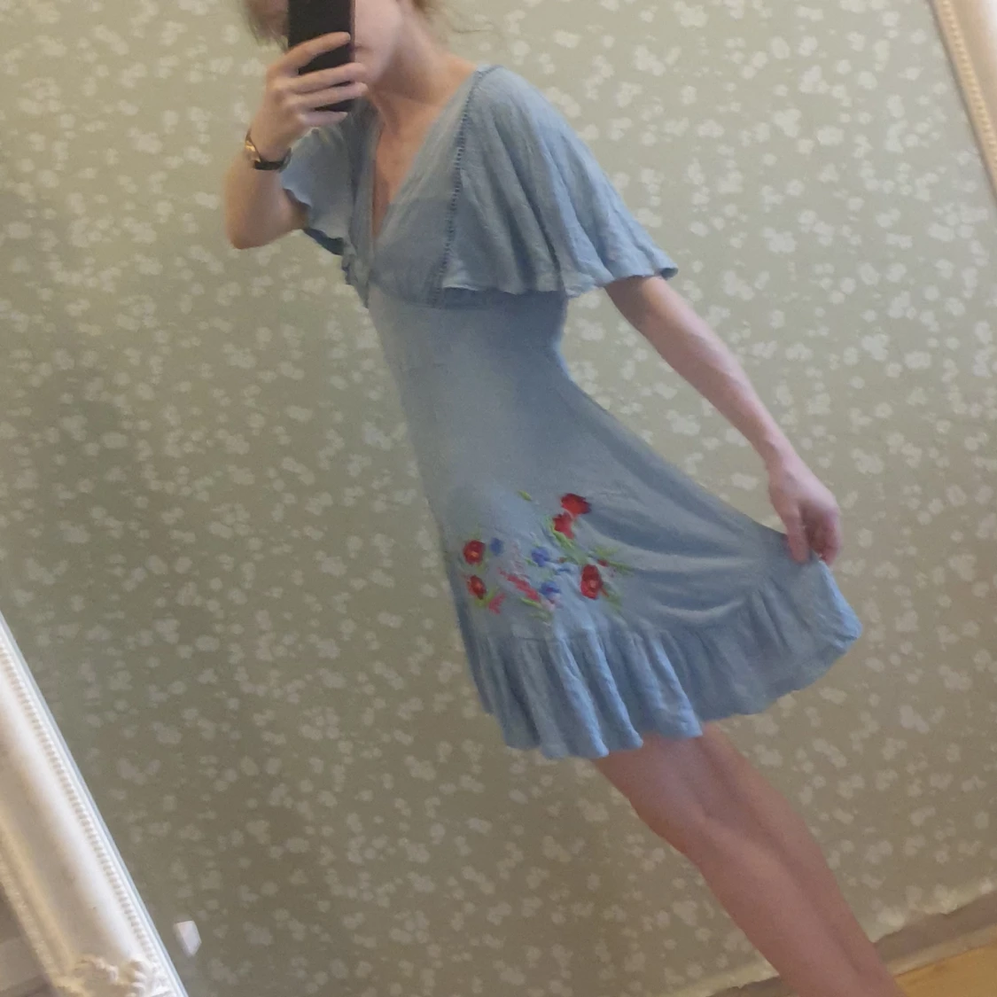 Blå sommarklänning med brodyr - 91