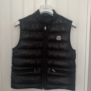 Moncler väst - Säljer min moncler väst eftersom den är för liten nu, den är i superbra skick och inga skador. Köp ifrån CareOfCarl (E kvitto finns) nypris: 6499kr. Mer information i dm☺️