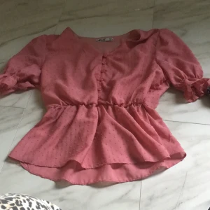 Blus - Denna blus är jätte söt men va inte direkt min grej. Jag har haft på mig den 1 gång o aldrig igen. Den är i storlek 38 men kan vara liten i storleken eftersom den är köpt utanför Sverige 