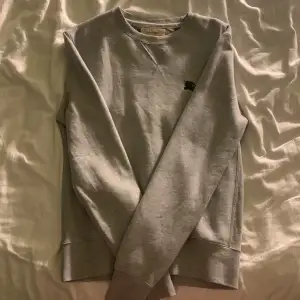 Assnygg stilren burberry sweatshirt, inköpt på burberry i Milano. Sparsamt använd, nyskick! Storlek XS men passar S / M! 