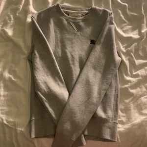 Burberry sweatshirt - Assnygg stilren burberry sweatshirt, inköpt på burberry i Milano. Sparsamt använd, nyskick! Storlek XS men passar S / M! 