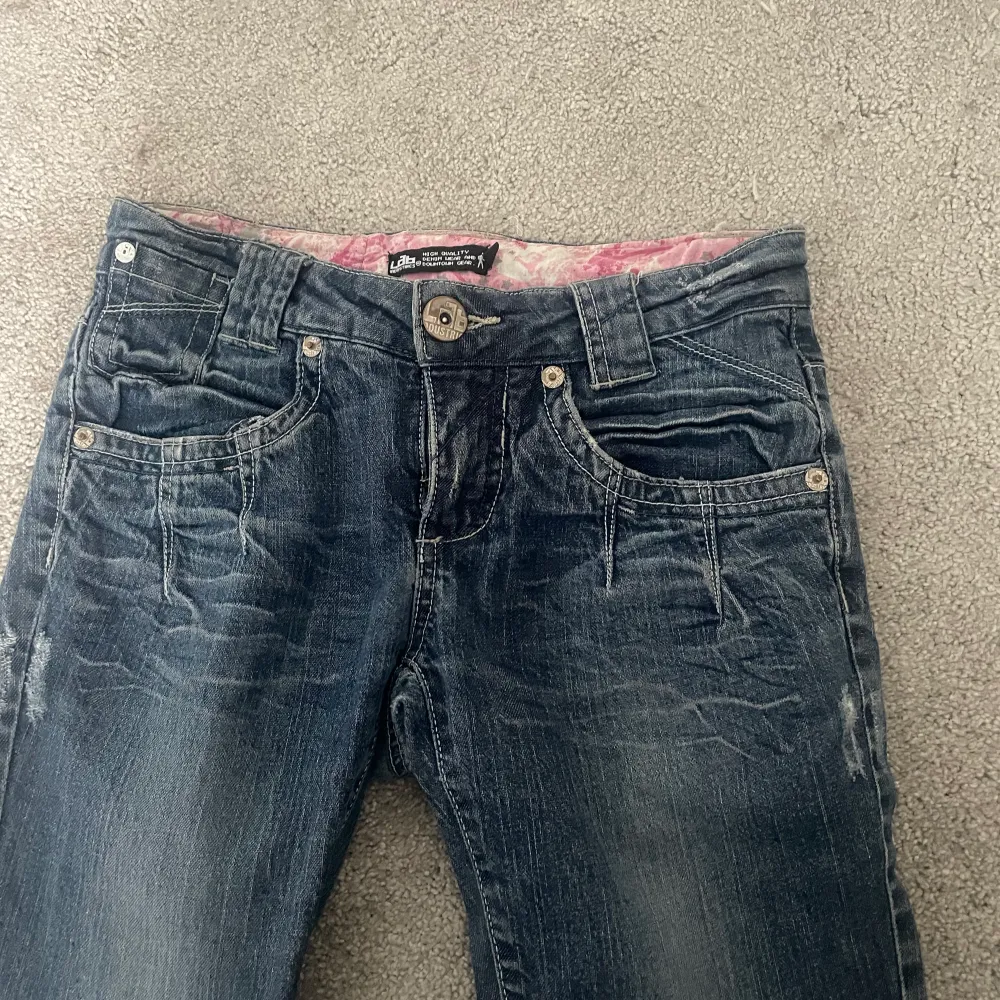 Lågmidjade jeans, köpta för ett halvår sedan i Stockholm på en secondhand butik (kommer inte ihåg namnet men den ligger centralt) köpta för 350 kronor. Säljer dessa jeans då de är lite lite för korta för mig som är 173 och inte fått någon användning för d. Jeans & Byxor.