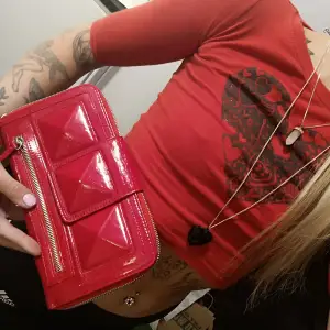 Röd plånbok / liten väska utan handtag, rymlig och många fack!