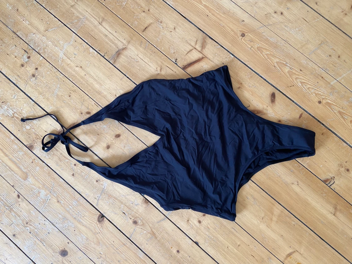 Svar baddräkt med urringning 