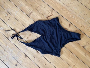 Svar baddräkt med urringning  - Svart baddräkt från HM med djup urringning. Endast testad med prislapp kvar Storlek 44