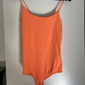 Body  - Orange body som är i fint skick. Säljes då jag inte använder den längre.  Storlek M  Plagget finns på fler sidor så kan säljas. 