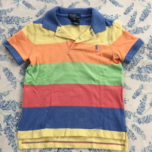 Snygg Ralph Lauren piké  - Mjuk o skön tröja i 100% bomull. Fint skick, en aning tvättad yta.