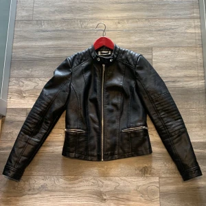 Läder jacka - Noisy may läder jacka passar väldigt fint passar smalt och tight